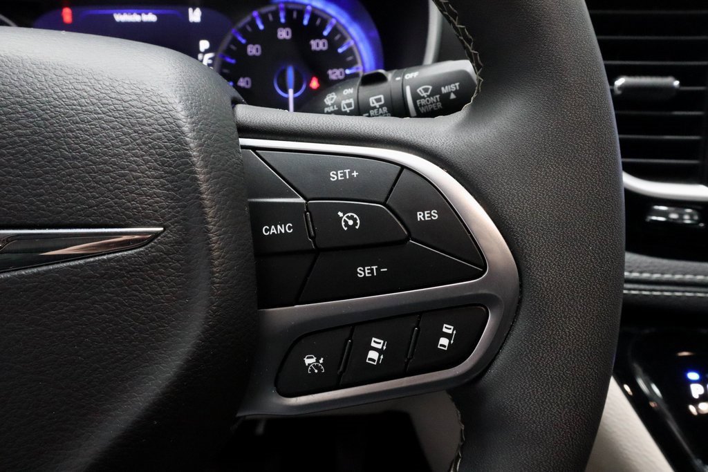 Used 2024 Chrysler Pacifica Touring-L image 30