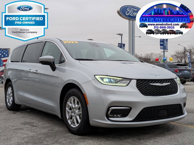 Used 2023 Chrysler Pacifica Touring-L FWD image 1