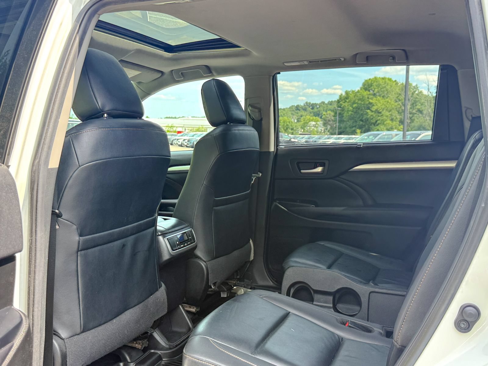 Used 2019 Toyota Highlander XLE AWD/4WD image 18