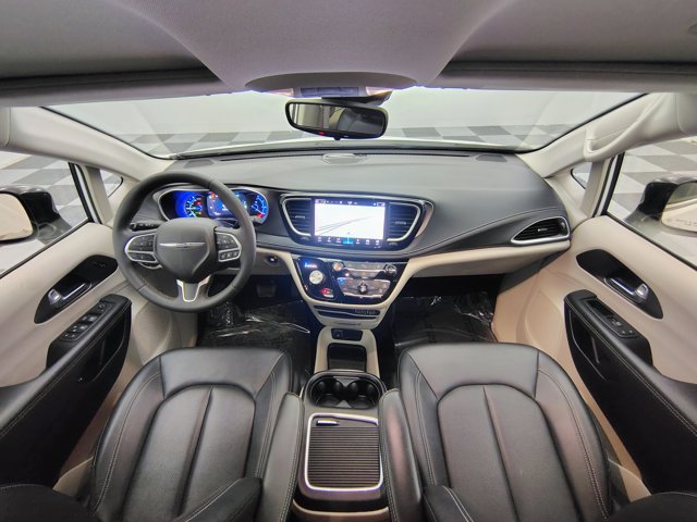 Used 2024 Chrysler Pacifica Limited FWD image 2