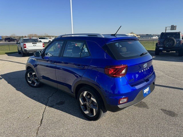 Used 2024 Hyundai Venue SEL image 3