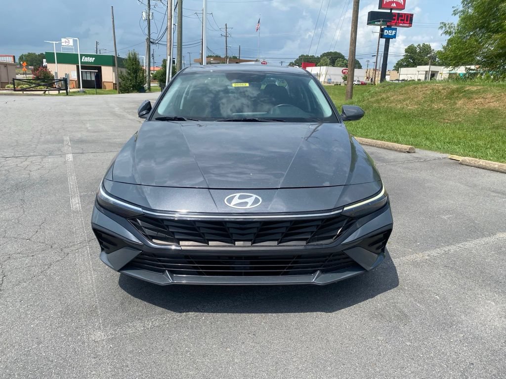 Used 2025 Hyundai Elantra SEL FWD image 2
