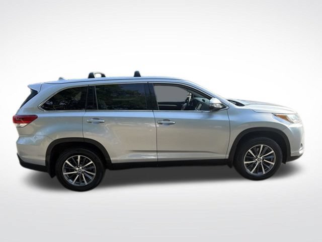 Used 2019 Toyota Highlander XLE AWD/4WD image 11
