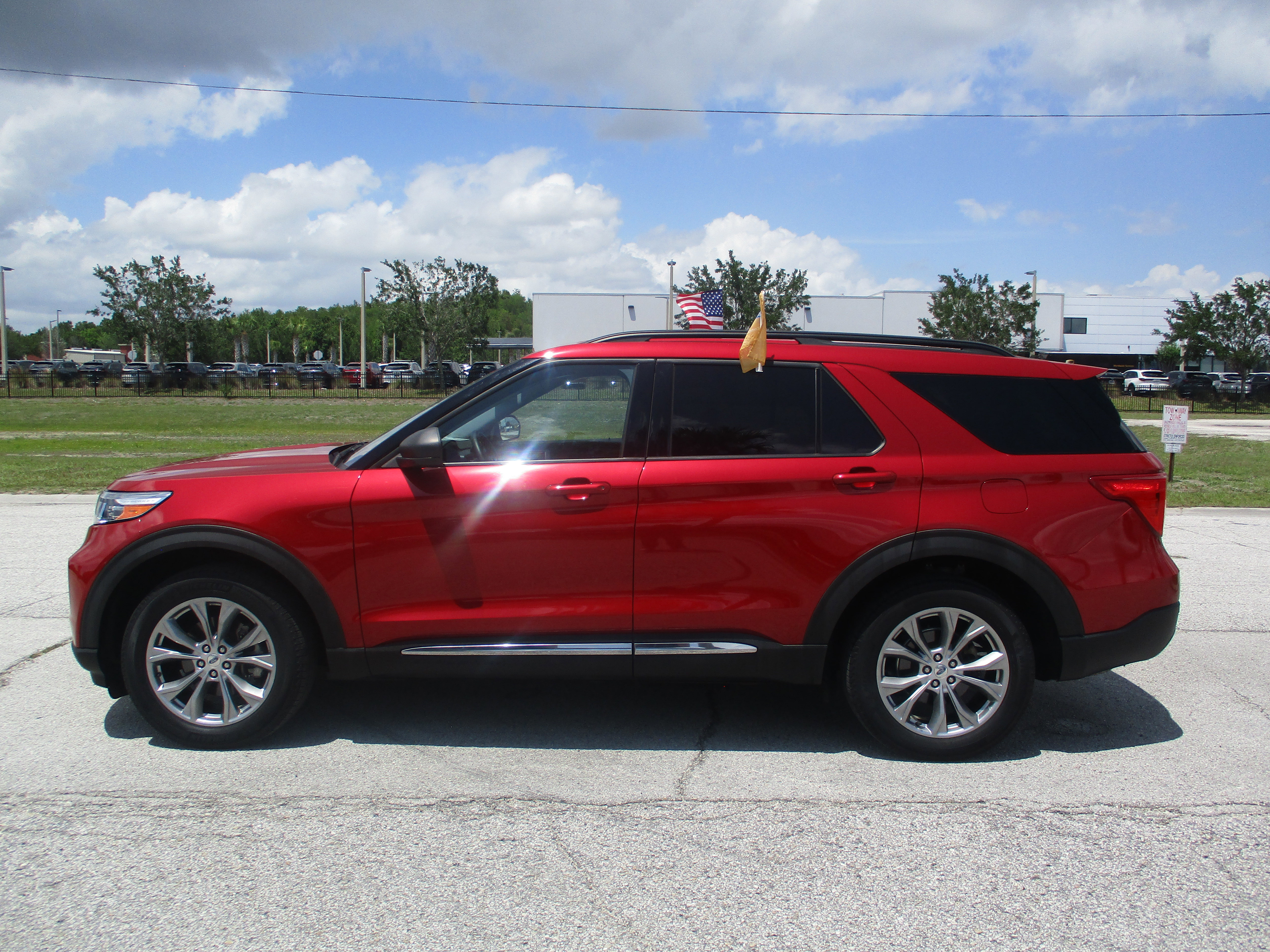 Certified 2022 Ford Explorer XLT w/ Equipment Group 202A AWD/4WD image 4