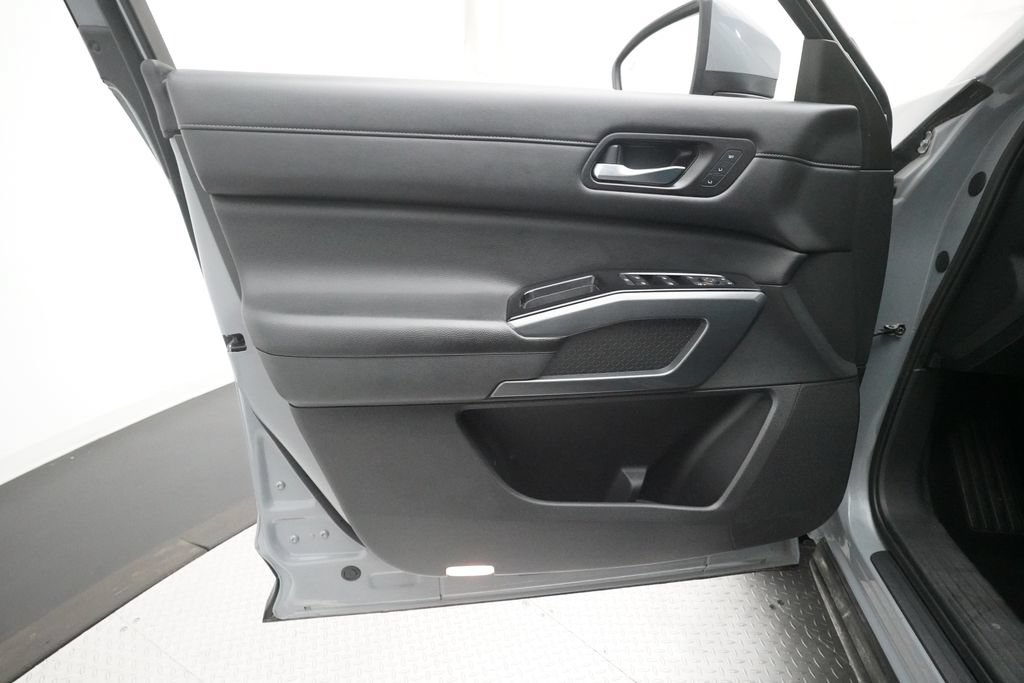 Used 2022 Nissan Pathfinder SL AWD/4WD image 27