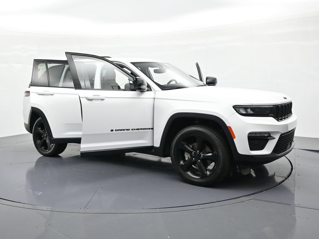 Used 2023 Jeep Grand Cherokee Limited w/ Black Appearance Package AWD/4WD image 25