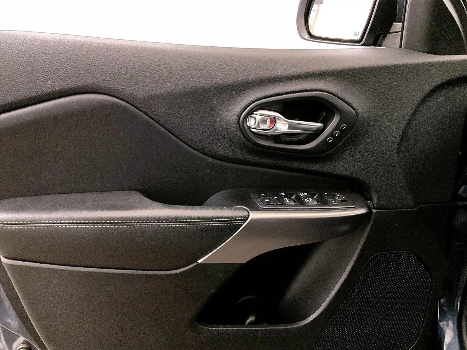 Used 2019 Jeep Cherokee Limited AWD/4WD image 22