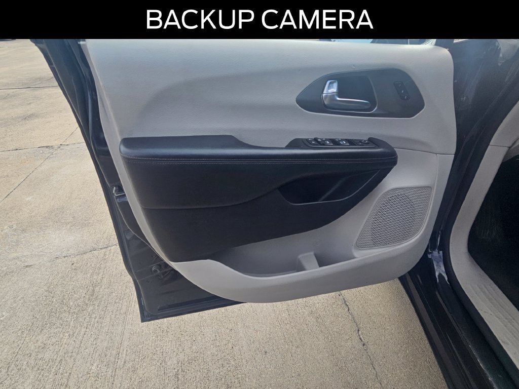 Used 2020 Chrysler Pacifica Touring-L FWD image 17
