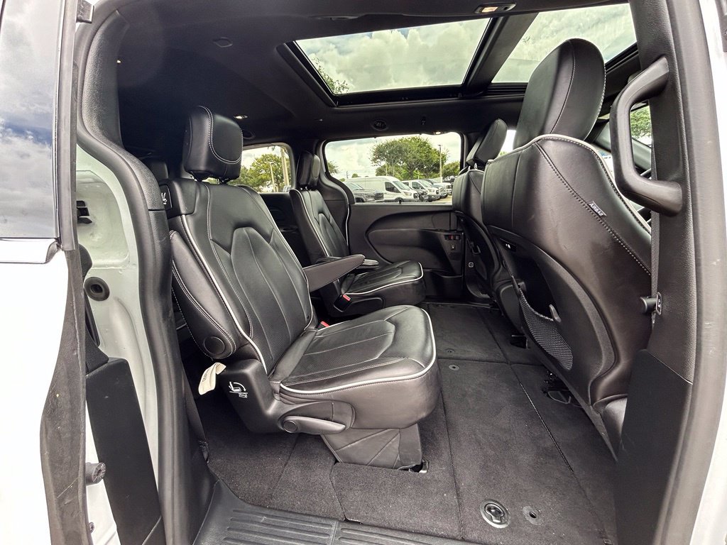 Used 2026 Chrysler Pacifica Limited FWD image 31