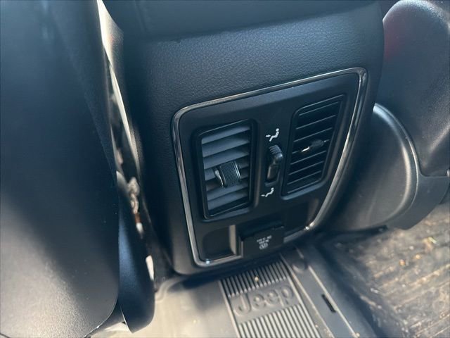 Used 2021 Jeep Grand Cherokee Laredo X image 16