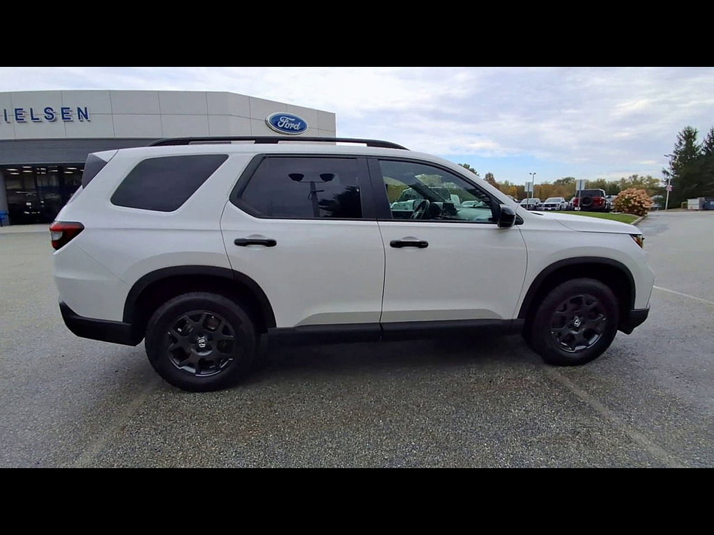 Used 2025 Honda Pilot TrailSport image 9