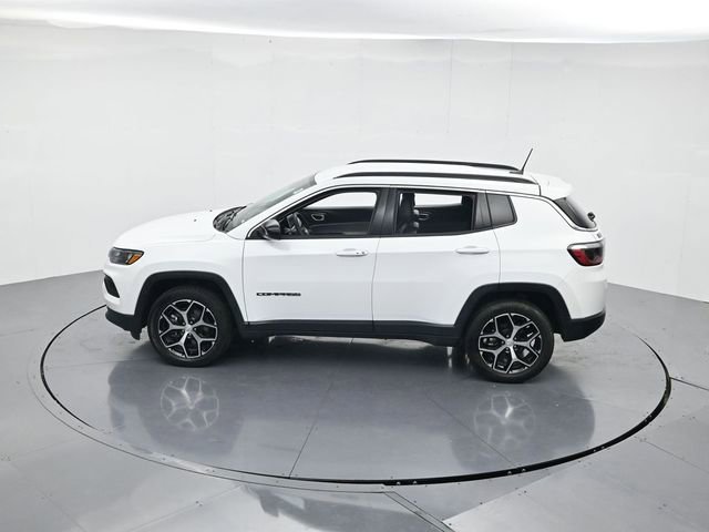Used 2024 Jeep Compass Latitude image 42