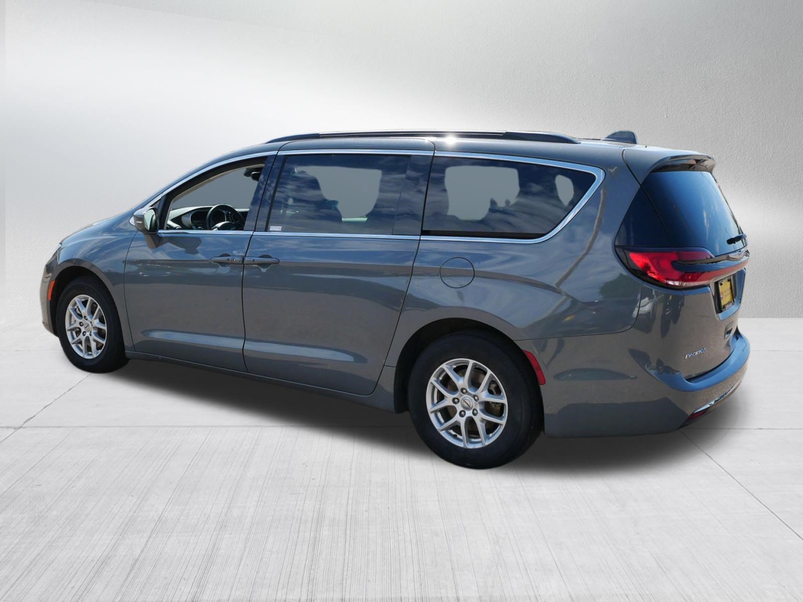 Used 2022 Chrysler Pacifica Touring-L FWD image 5