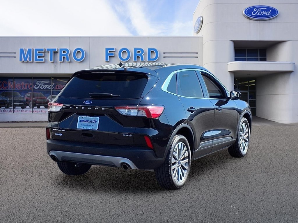 Certified 2022 Ford Escape Titanium AWD/4WD image 3