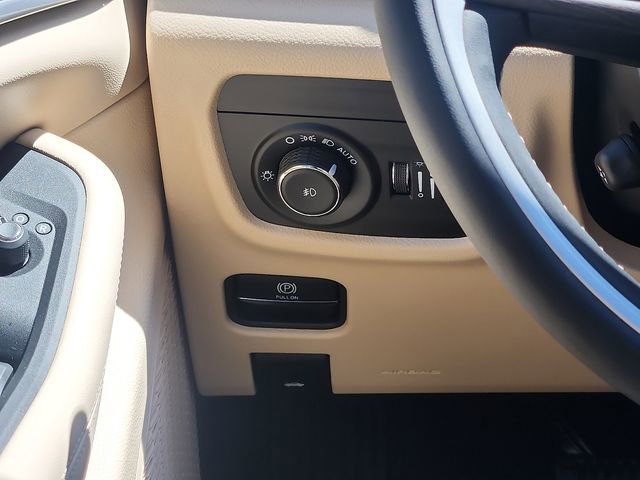 Used 2025 Jeep Grand Cherokee Limited w/ Luxury Tech Group II AWD/4WD image 12