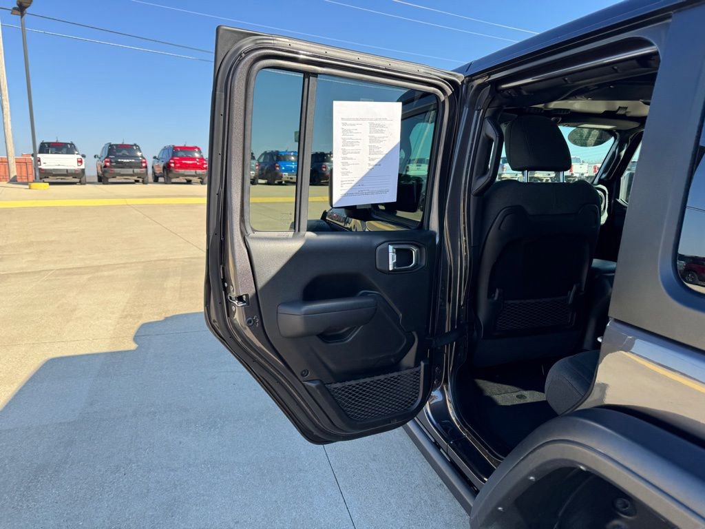 Used 2025 Jeep Wrangler Unlimited Rubicon AWD/4WD image 27