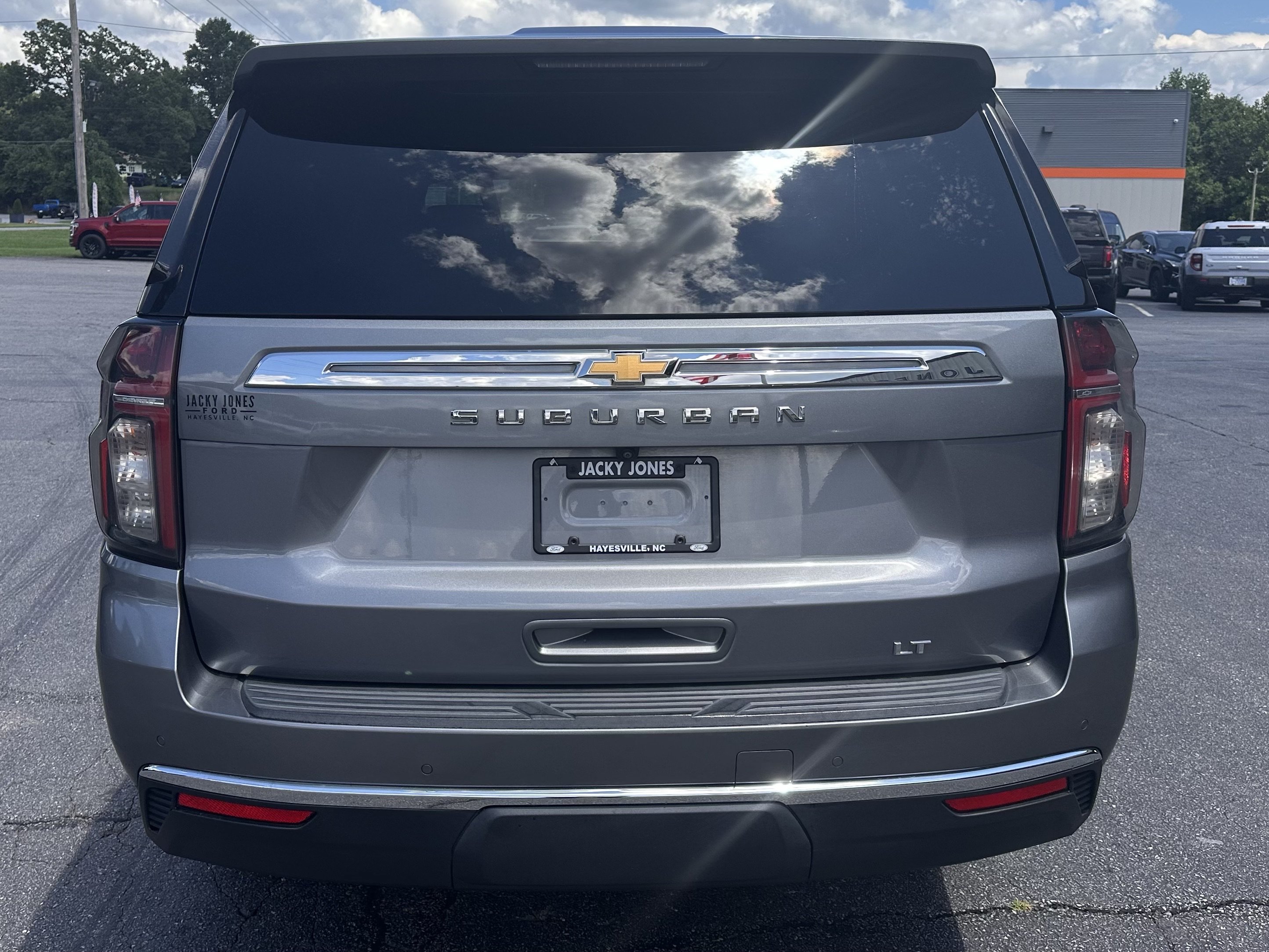 Used 2022 Chevrolet Suburban LT AWD/4WD image 7