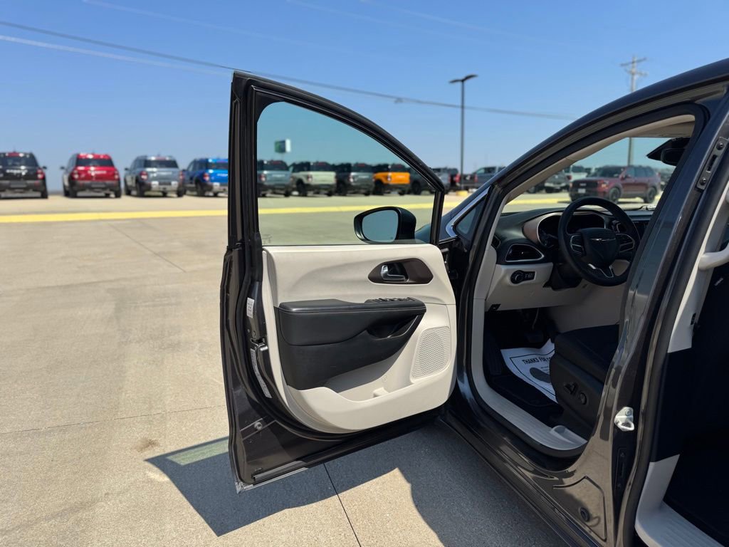 Used 2023 Chrysler Voyager LX FWD image 10