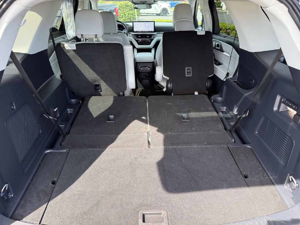 Certified 2025 Ford Explorer Platinum w/ LUX Leather Package AWD/4WD image 11