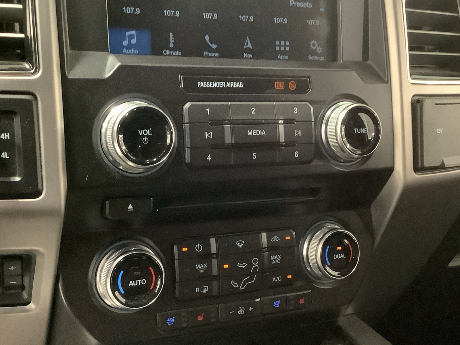 Certified 2018 Ford F250 Platinum w/ Platinum Ultimate Package AWD/4WD image 18