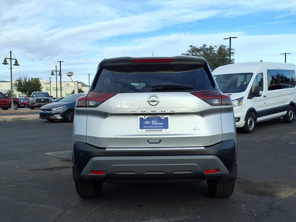 Used 2021 Nissan Rogue SV image 3
