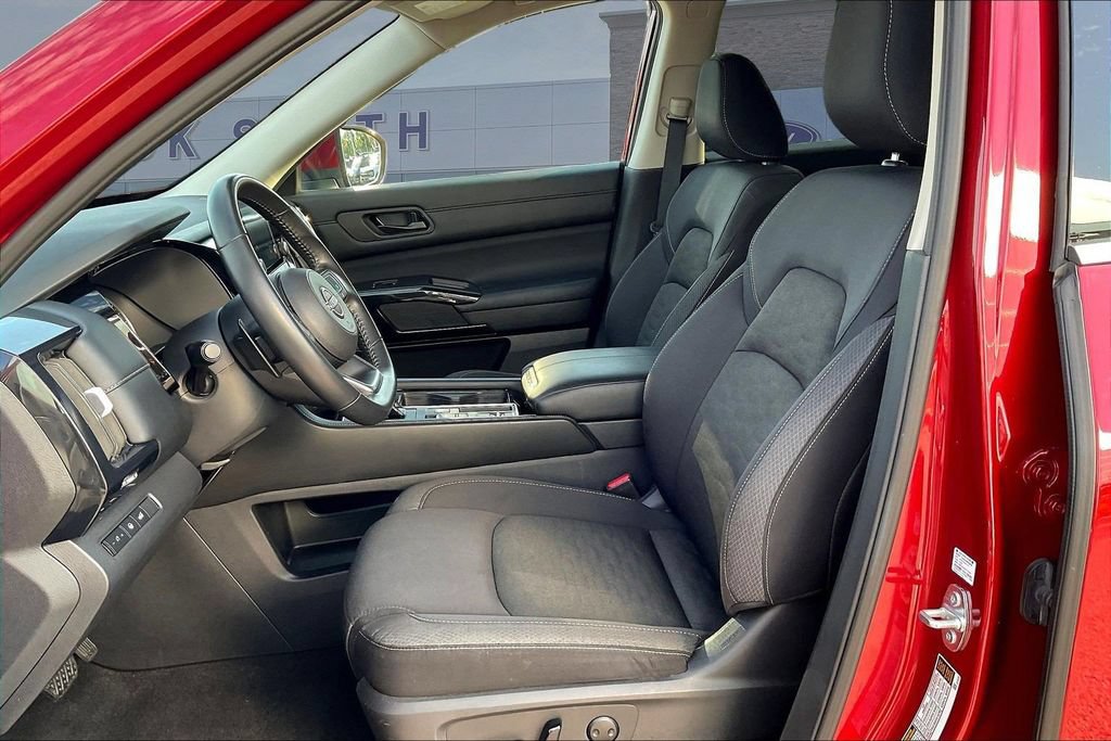 Used 2025 Nissan Pathfinder SV FWD image 21