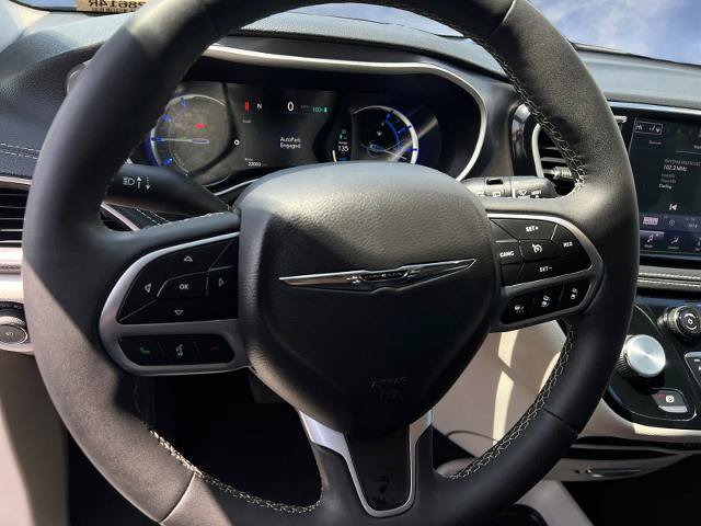 Used 2024 Chrysler Pacifica Limited FWD image 9