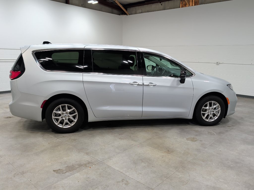 Used 2024 Chrysler Pacifica Touring-L FWD image 5
