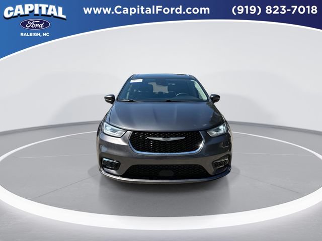 Used 2023 Chrysler Pacifica Touring-L FWD image 3