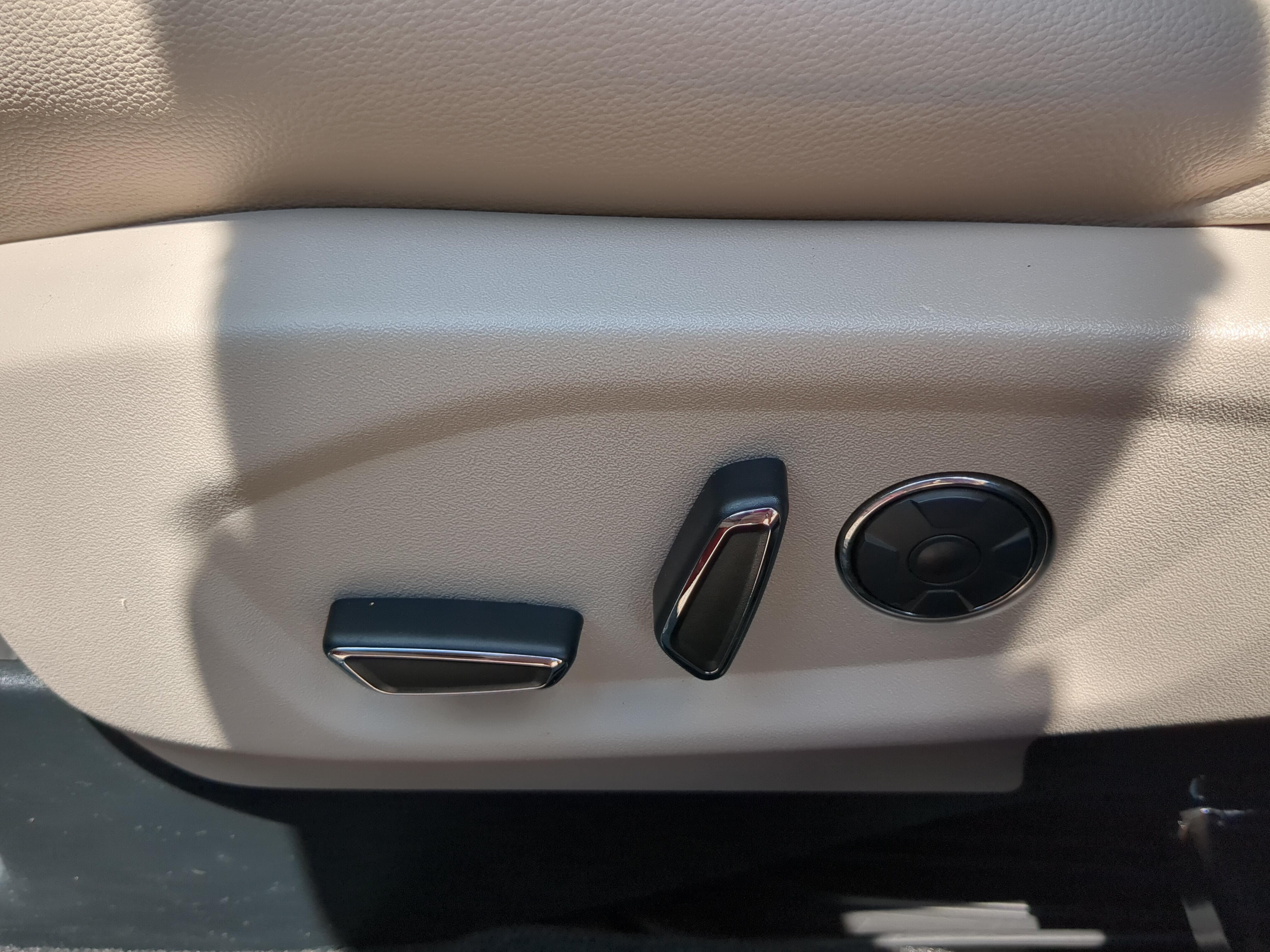 Certified 2018 Ford Explorer Limited w/ Equipment Group 301A FWD image 30