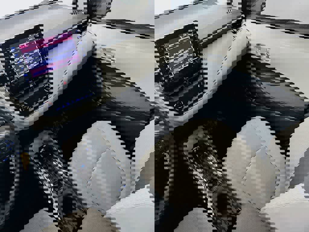 Used 2021 Toyota Corolla LE image 11