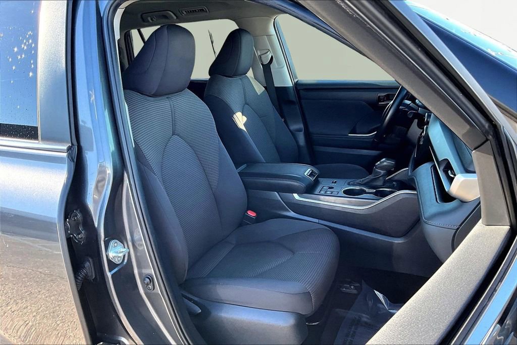 Used 2024 Toyota Highlander LE FWD image 9