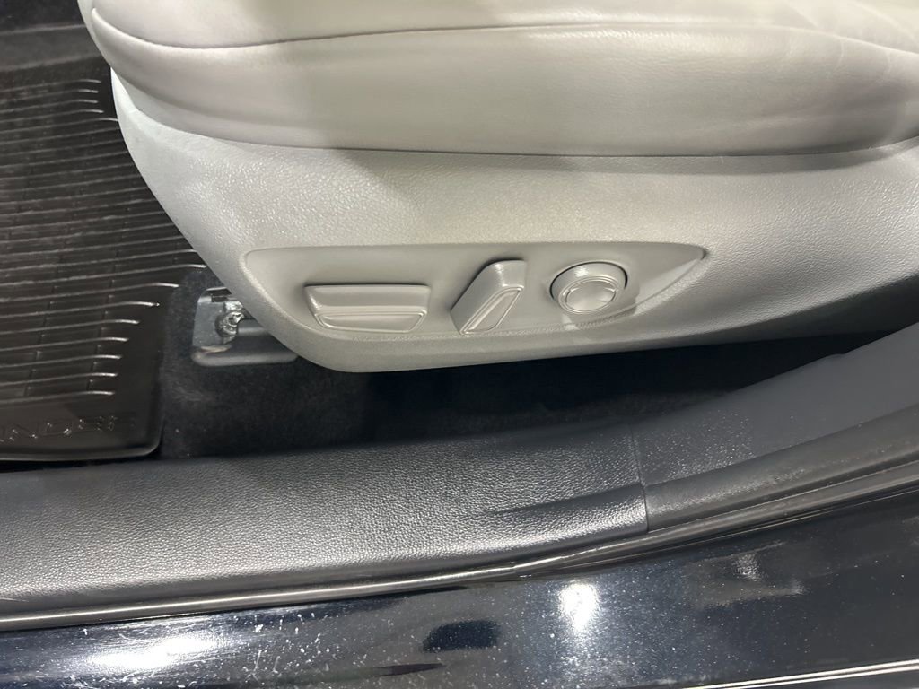 Used 2021 Toyota Highlander XLE AWD/4WD image 12