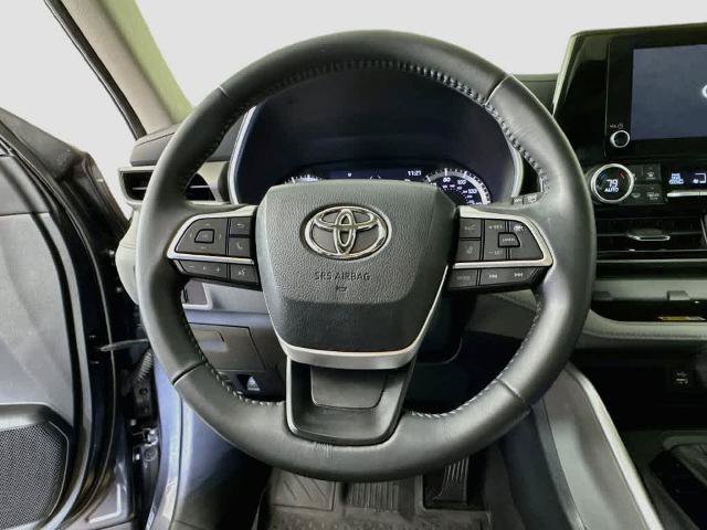 Used 2023 Toyota Highlander XLE FWD image 16