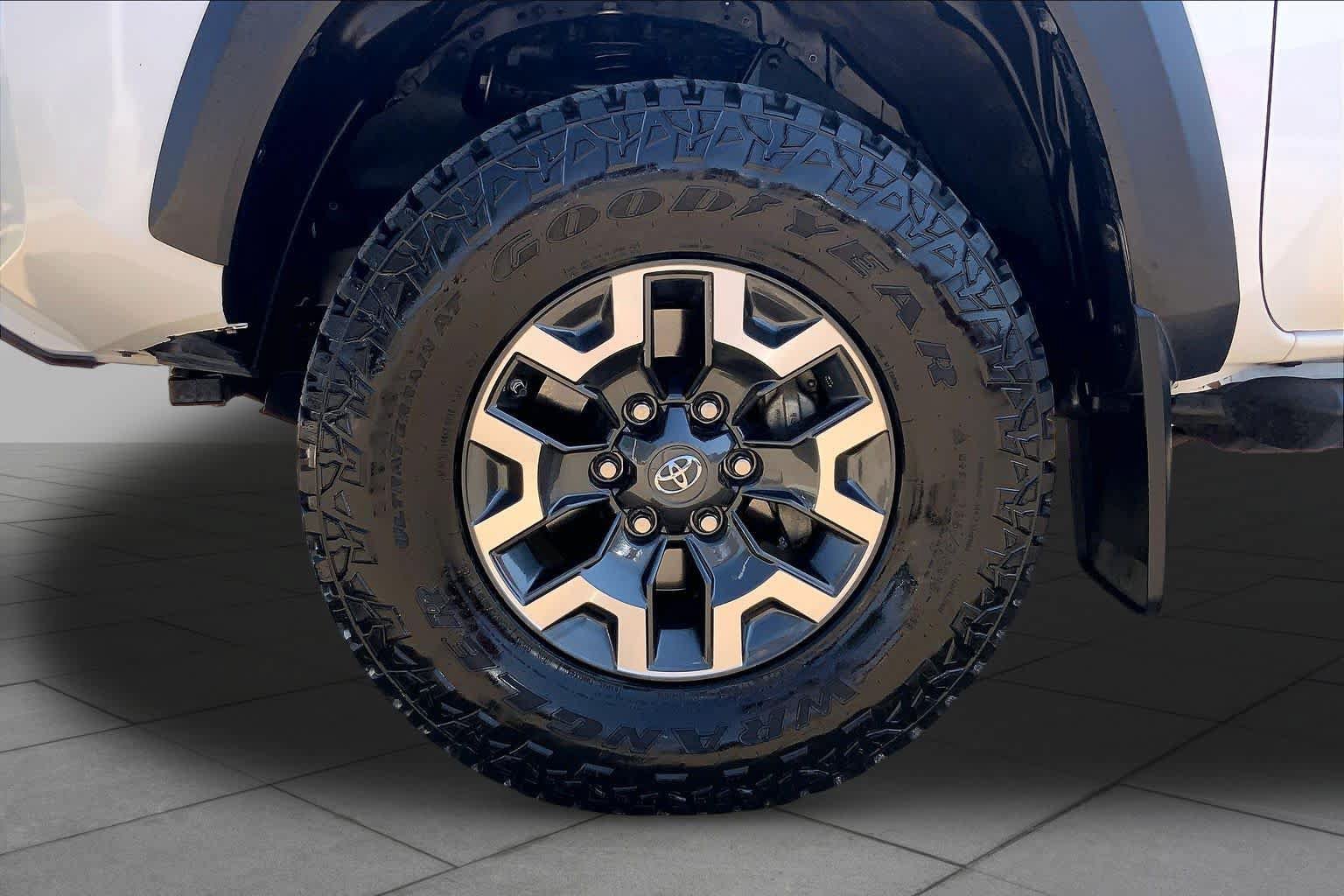 Used 2021 Toyota Tacoma TRD Off-Road w/ Technology Package AWD/4WD image 11