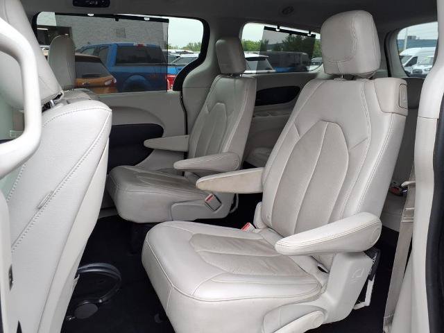 Used 2017 Chrysler Pacifica Touring-L Plus FWD image 9