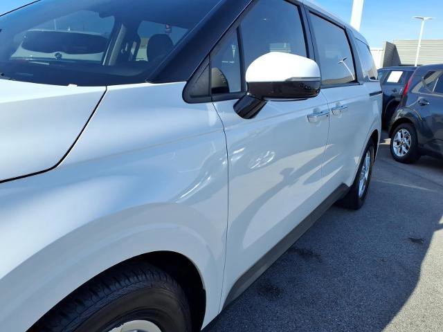 Used 2023 Kia Carnival LX image 2