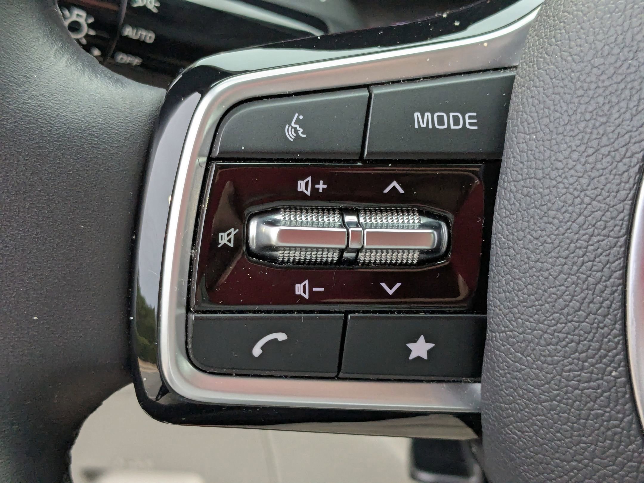 Used 2024 Kia Carnival EX image 17