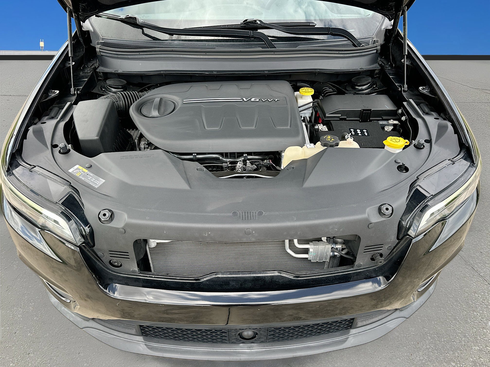 Used 2022 Jeep Cherokee Latitude Lux w/ Mopar Interior Package FWD image 27