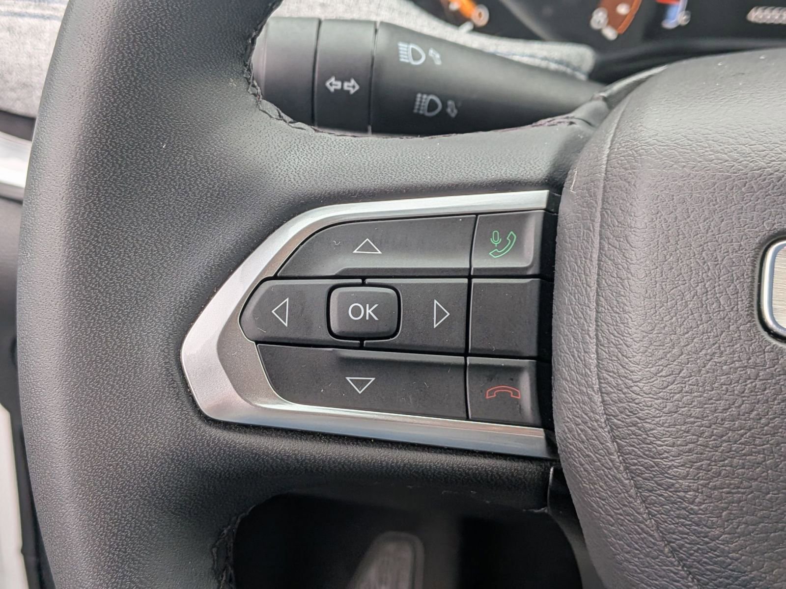 Used 2025 Jeep Compass Latitude w/ Sun & Sound Group AWD/4WD image 20