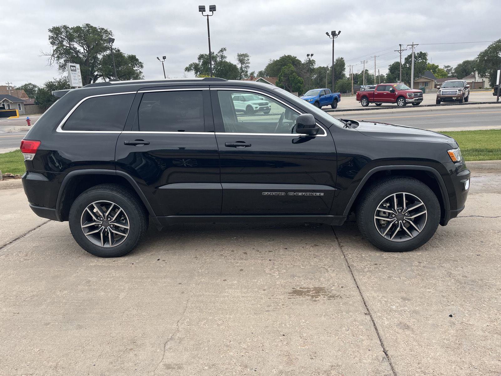 Used 2019 Jeep Grand Cherokee Laredo w/ 18" Wheel & 8.4" Radio Group AWD/4WD image 5