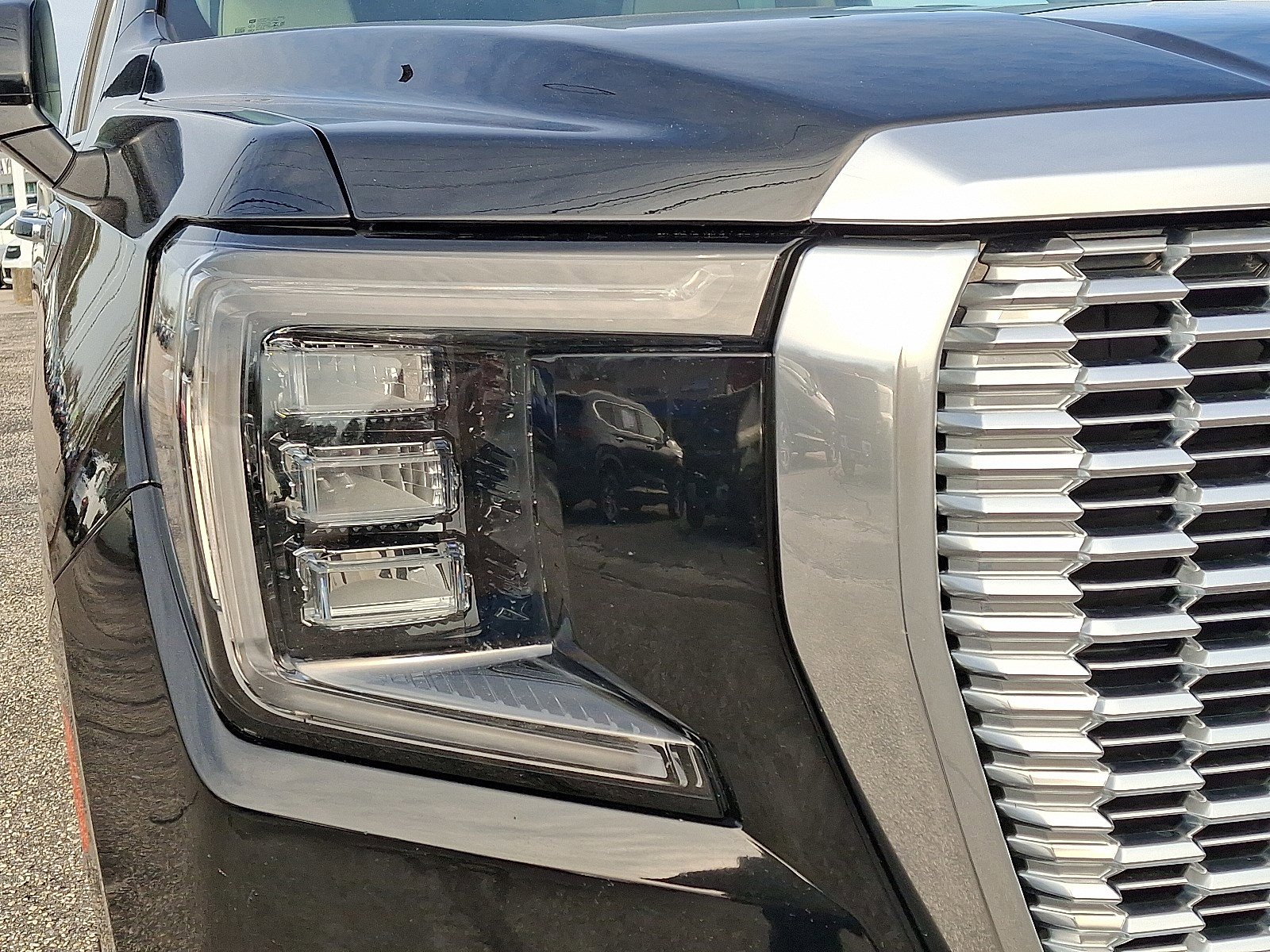 Used 2021 GMC Yukon Denali w/ Denali Premium Package image 9