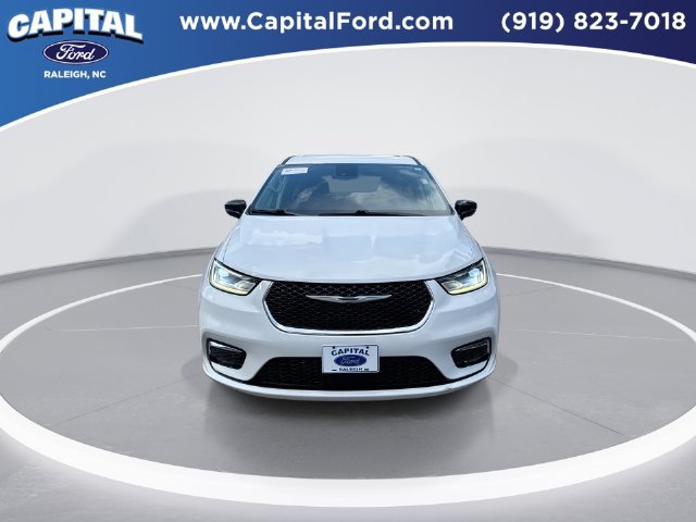 Used 2025 Chrysler Pacifica Select FWD image 3