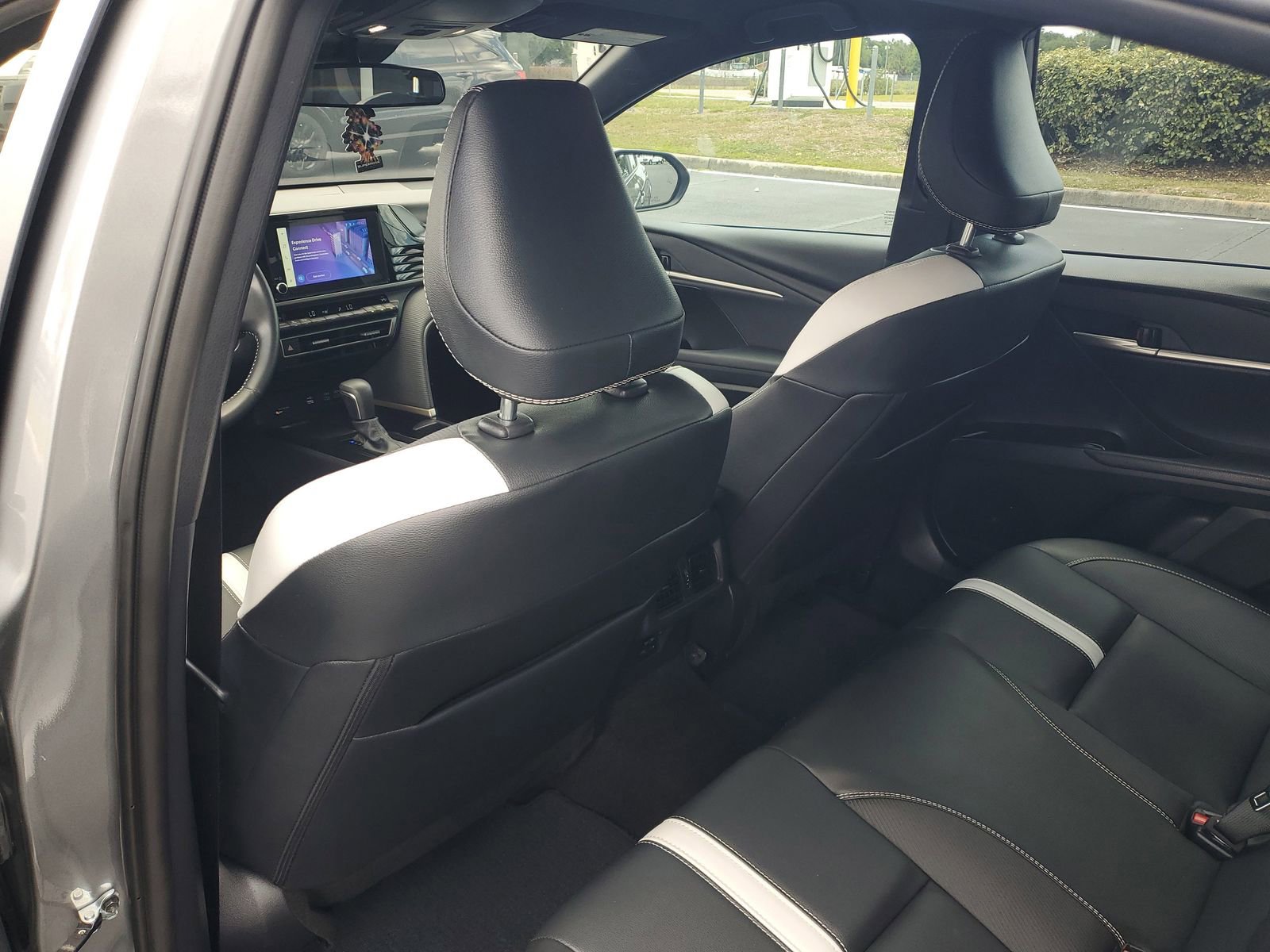 Used 2025 Toyota Camry SE FWD image 10