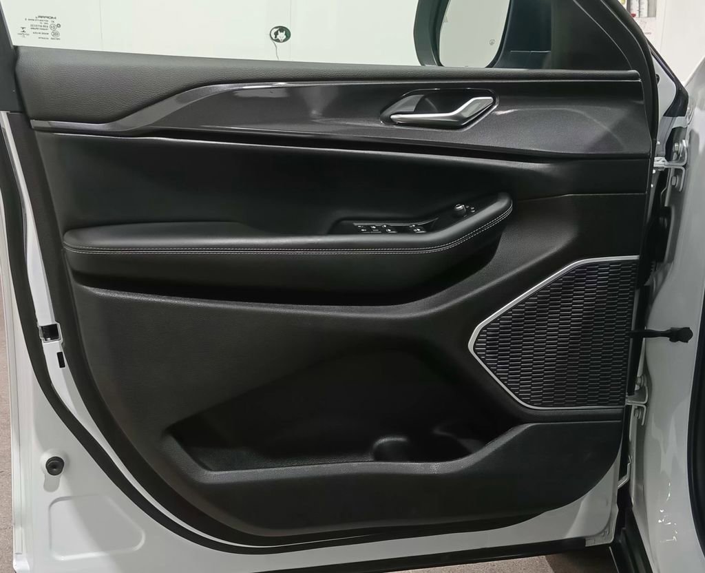 Used 2021 Jeep Grand Cherokee L Laredo w/ Luxury Tech Group I AWD/4WD image 16
