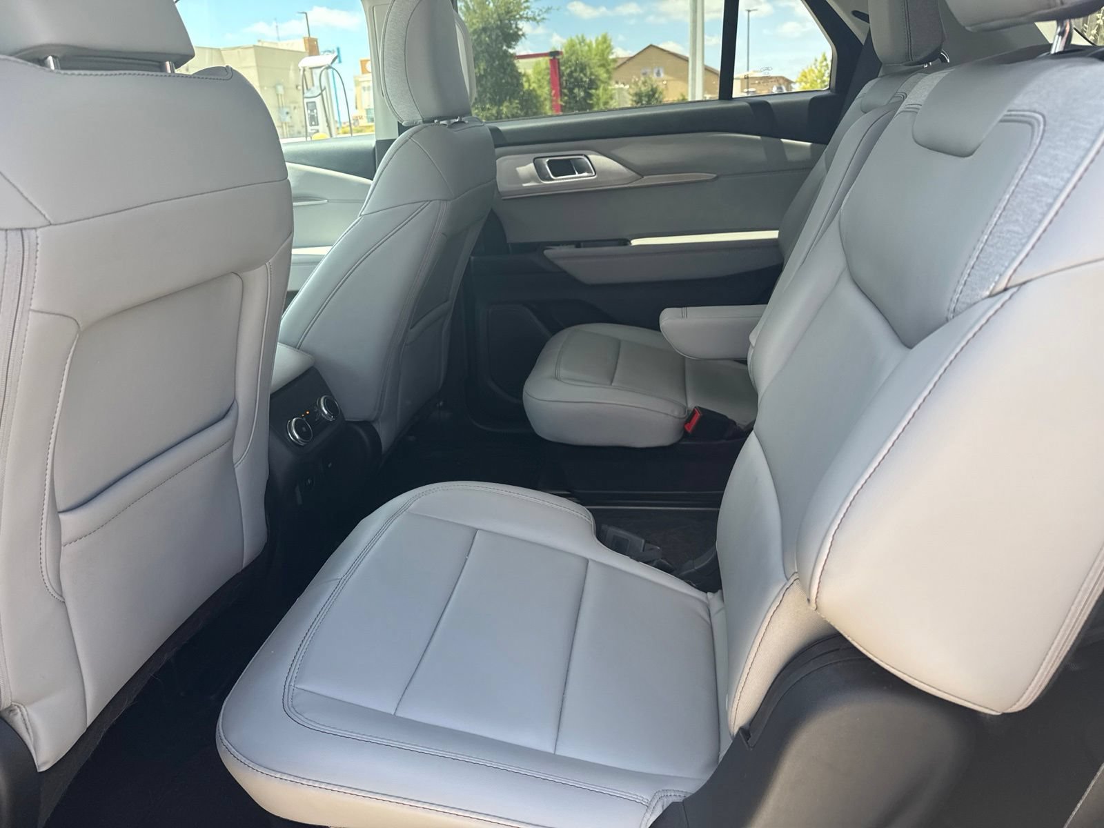 Certified 2025 Ford Explorer Active w/ Active Comfort Package RWD image 9