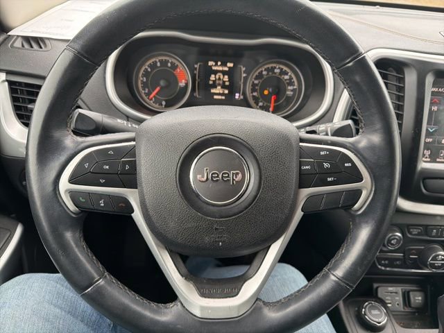 Used 2018 Jeep Cherokee Latitude Plus w/ Comfort/Convenience Group image 16