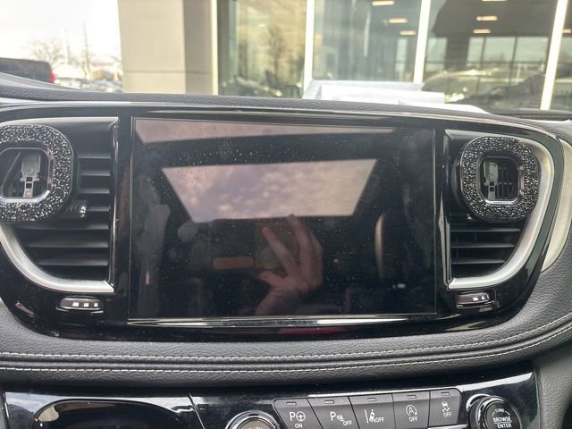 Used 2023 Chrysler Pacifica Limited w/ Uconnect Theater Family Group image 21