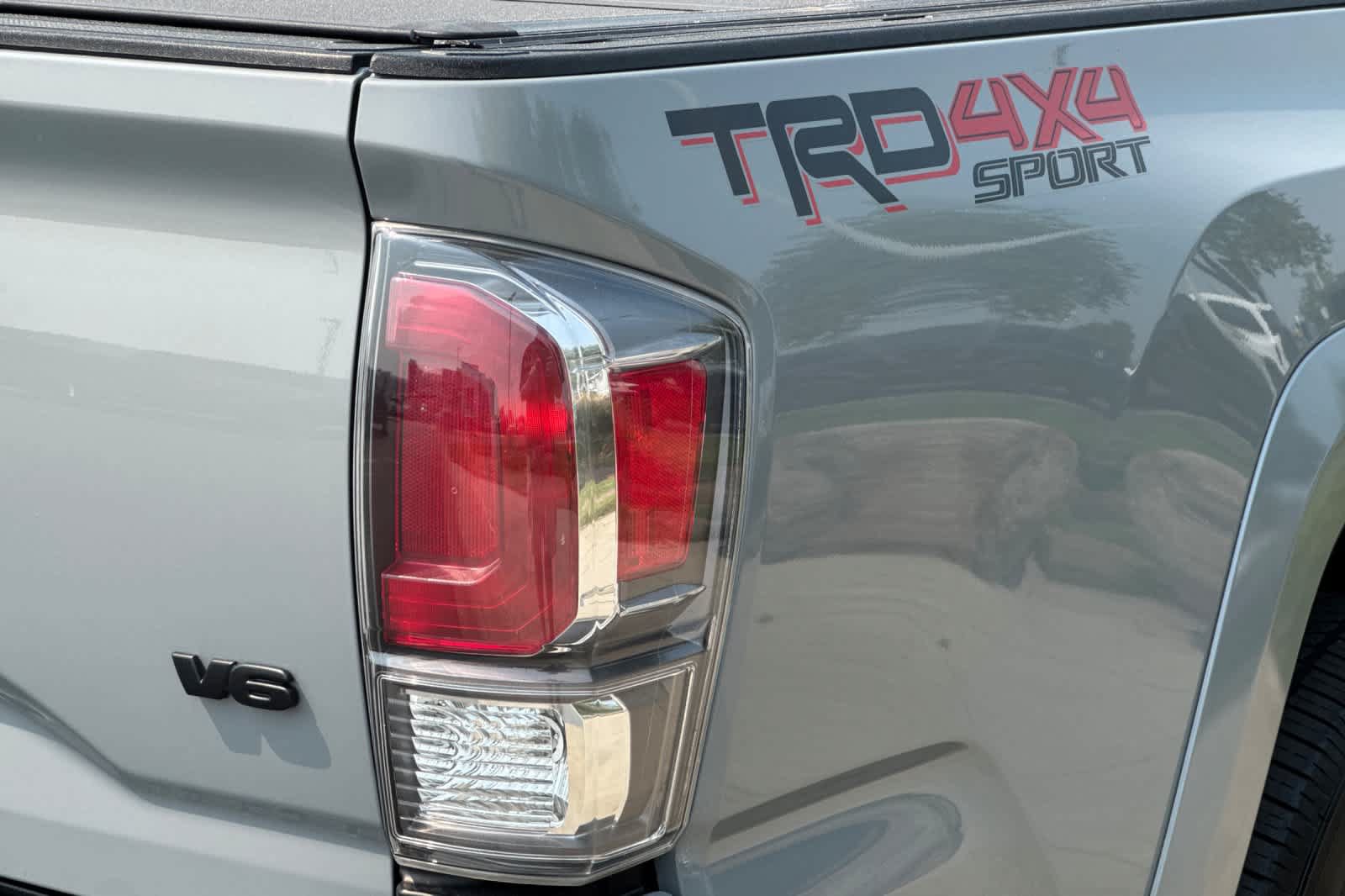 Used 2020 Toyota Tacoma TRD Sport w/ TRD Premium Sport Package AWD/4WD image 27