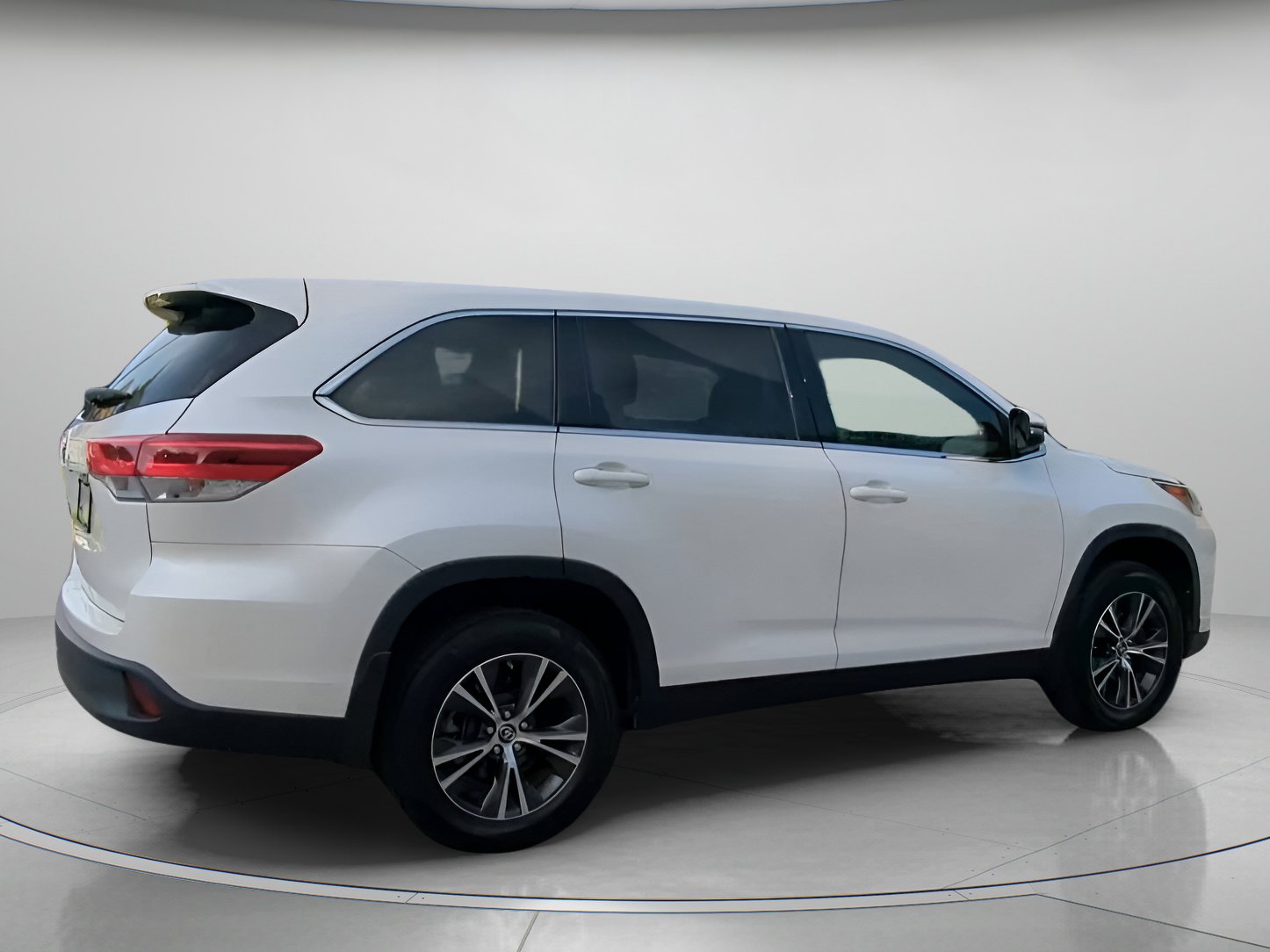 Used 2019 Toyota Highlander LE FWD image 29